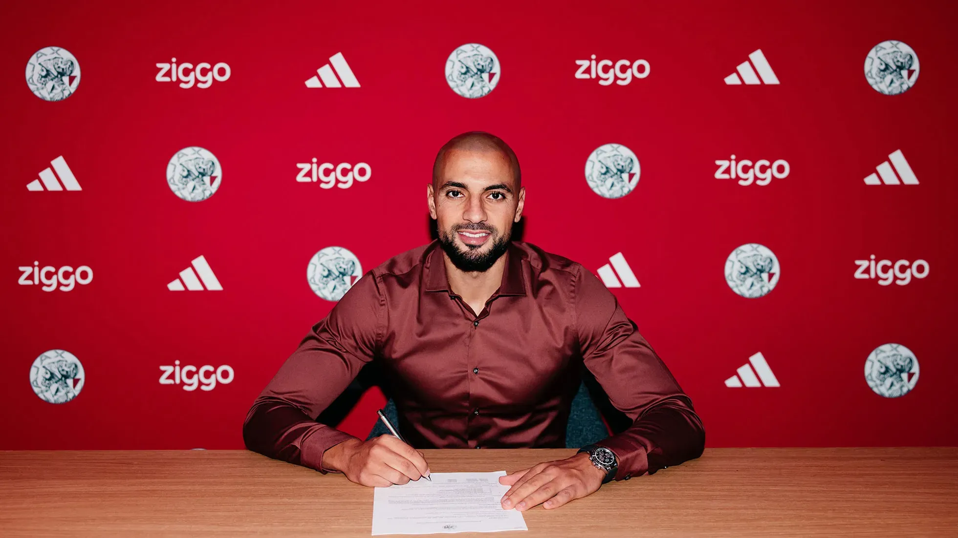 Oficial: Amrabat assina pelo Ajax